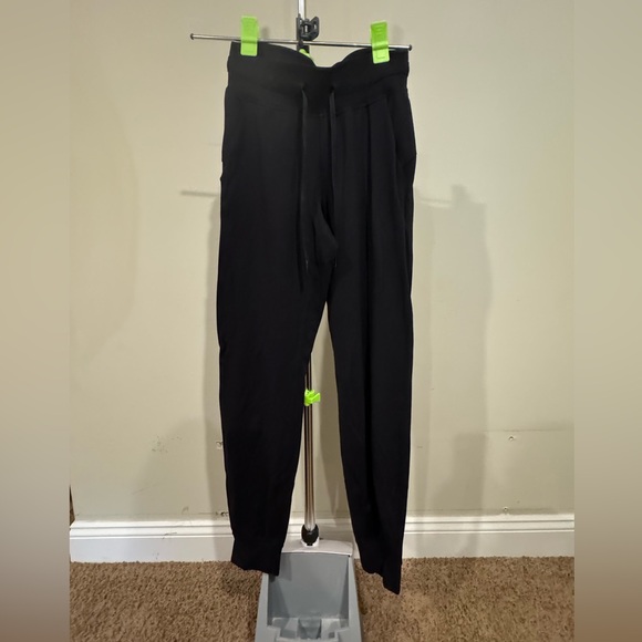 Lululemon joggers :: Sz 4 - Picture 1 of 5